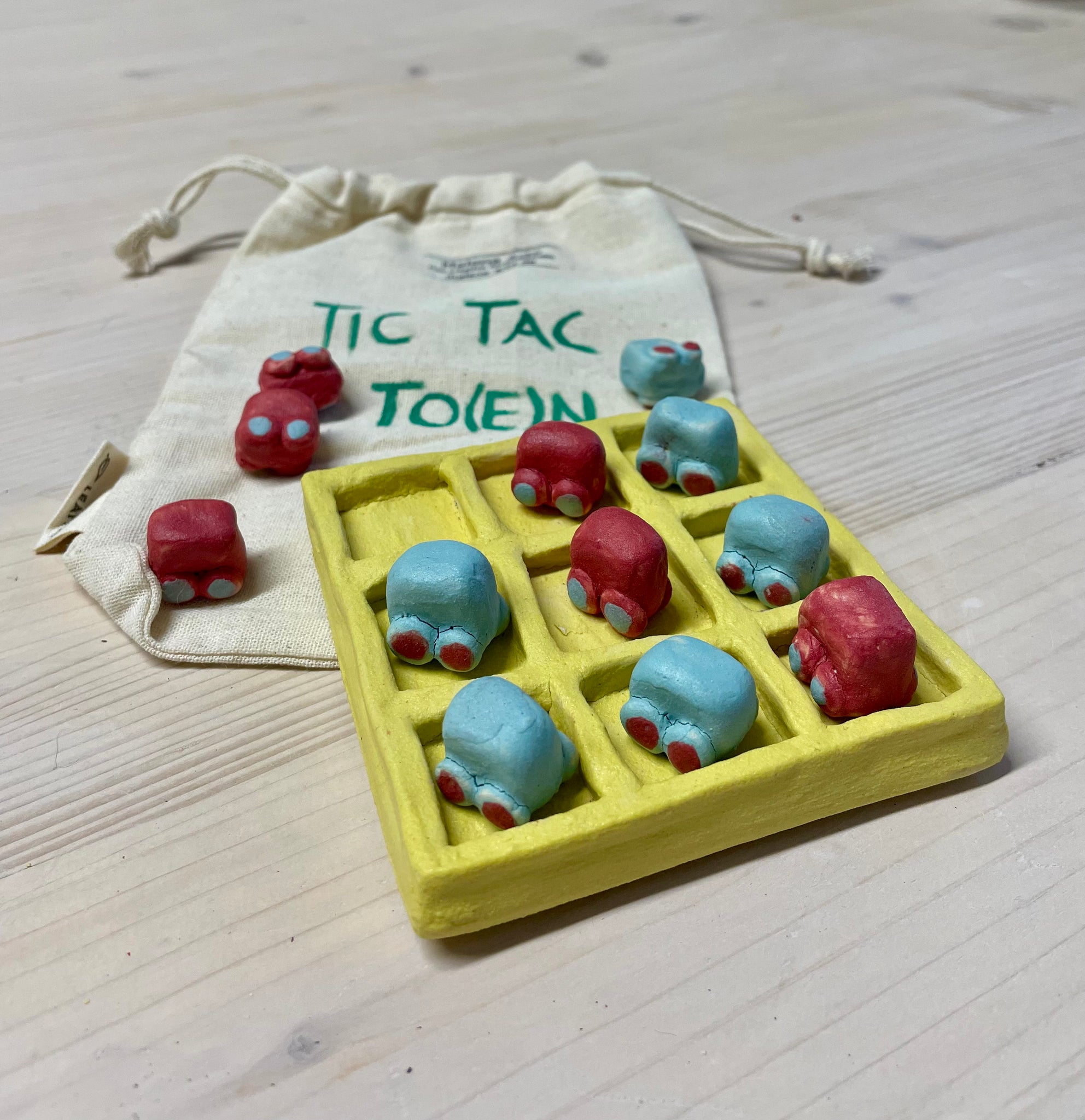 Tic Tac To(e)n – Handgemachtes Keramikspiel mit Stoff-Säckchen