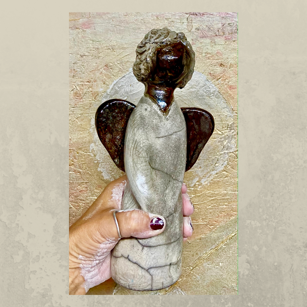 Träumende Raku-Keramik-Engel, freie Handarbeit, Holzbrand, signiert